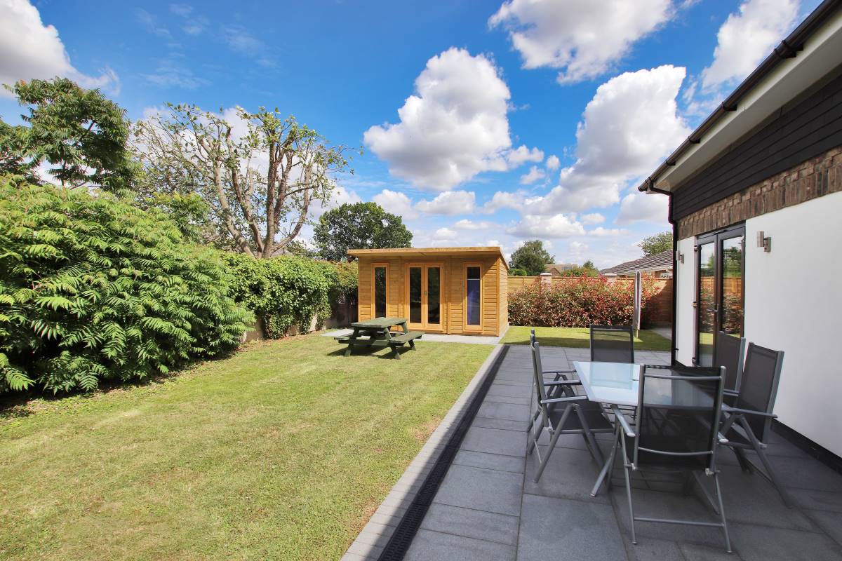 landscaped-contemporary-garden