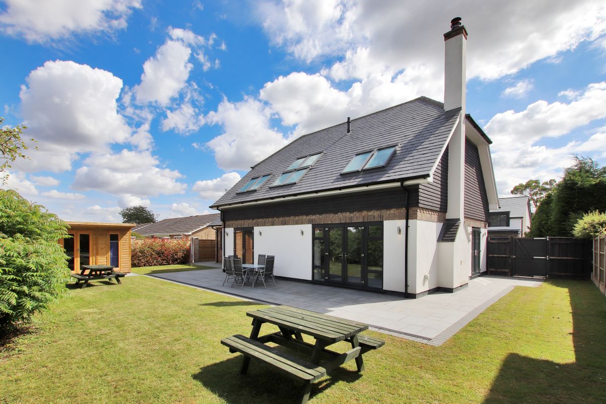 rear-of-contemporary-bungalow-by-dac-architects-in-kent